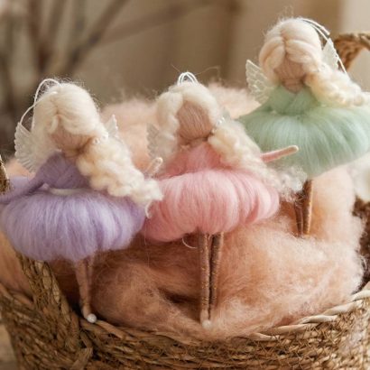 Сувенірна лялька ангел білявка кудрява підвіска вовна