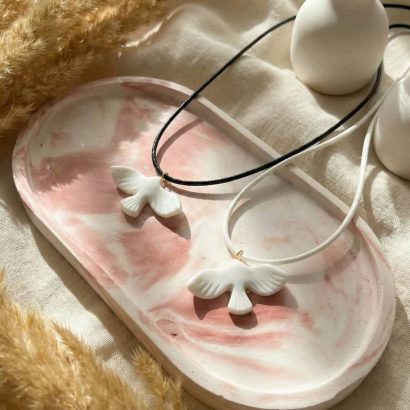 Авторський кулон біла горлиця на шнурі з полімерної глини