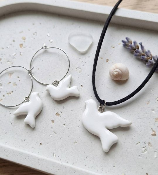 Набір сережки та кулон горлиці пташки, покриті смолою