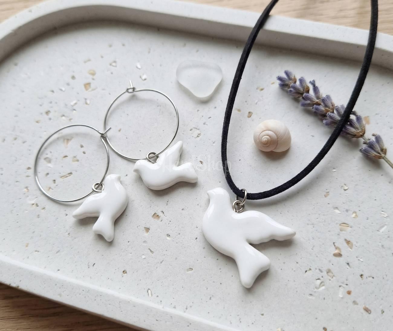 Набір сережки та кулон горлиці пташки, покриті смолою Набір сережки та кулон горлиці пташки, покриті смолою