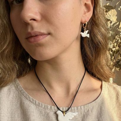 Жіночий набір прикрас сережки та кулон голубки миру, глина