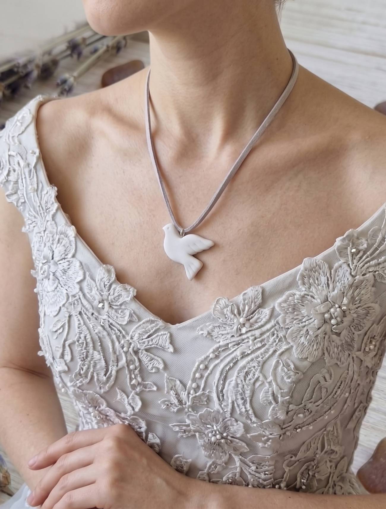Білий кулон із полімерної глини з блискітками у вигляді голубки миру - стильний подарунок для випускниці, нареченої - символ гармонії та патріотизму