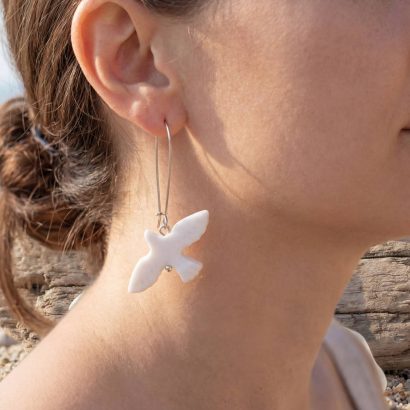 Жіночі сережки білі голубки миру з полімерної глини