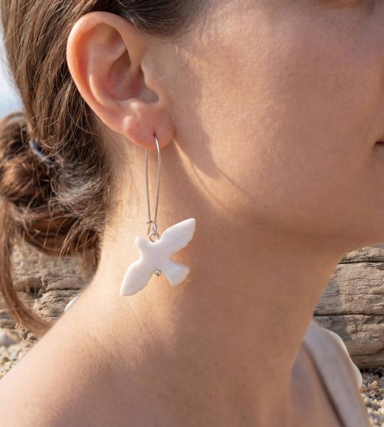 Жіночі сережки білі голубки миру з полімерної глини