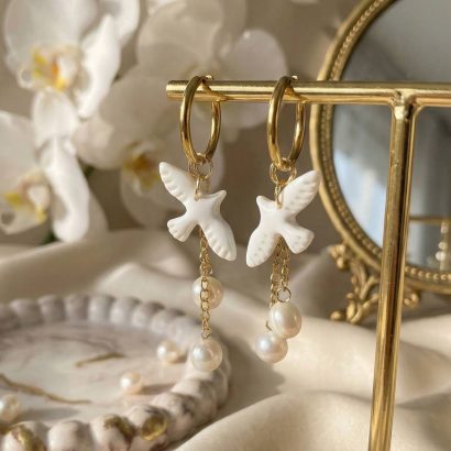 Стильні жіночі сережки білі голубки глина та річкові перли