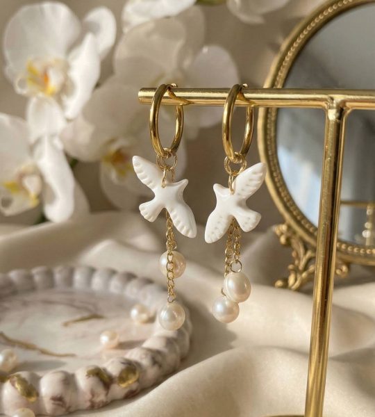 Стильні жіночі сережки білі голубки глина та річкові перли