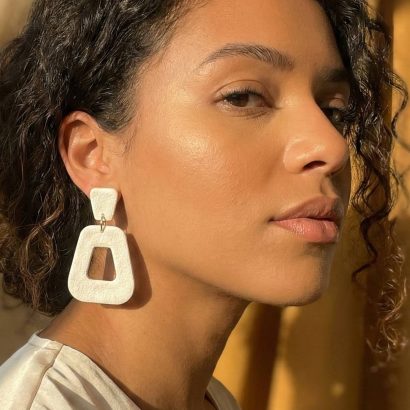 Стильні геометричні жіночі білі сережки з полімерної глини