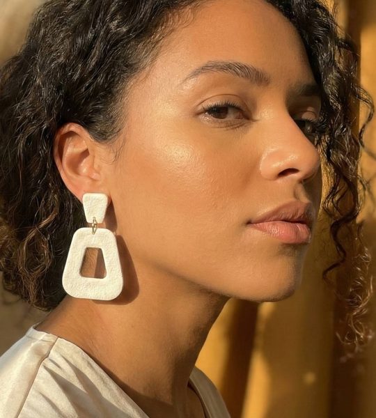 Стильні геометричні жіночі білі сережки з полімерної глини