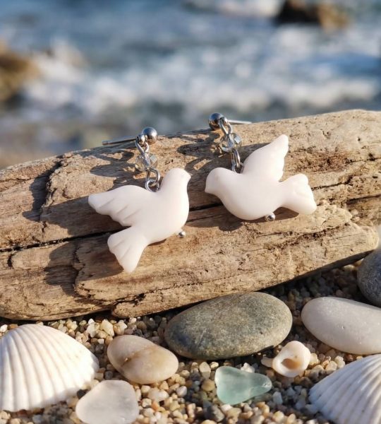 Жіночі сережки білі горлиці миру з полімерної глини