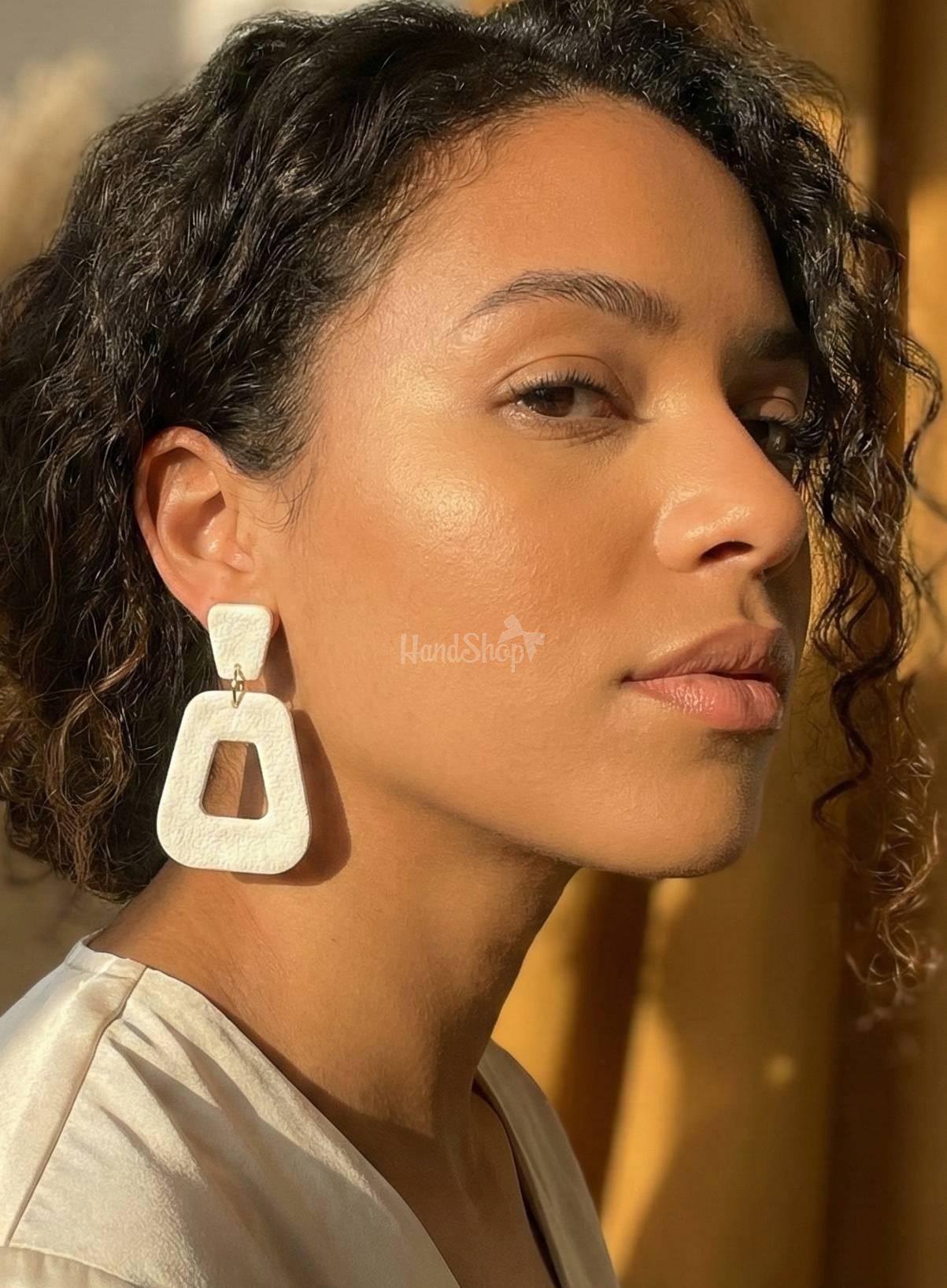 Стильні геометричні жіночі білі сережки з полімерної глини Стильні геометричні жіночі білі сережки з полімерної глини