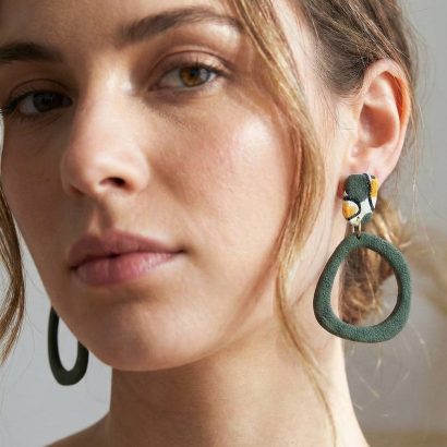 Жіночі стильні круглі зелені сережки з полімерної глини