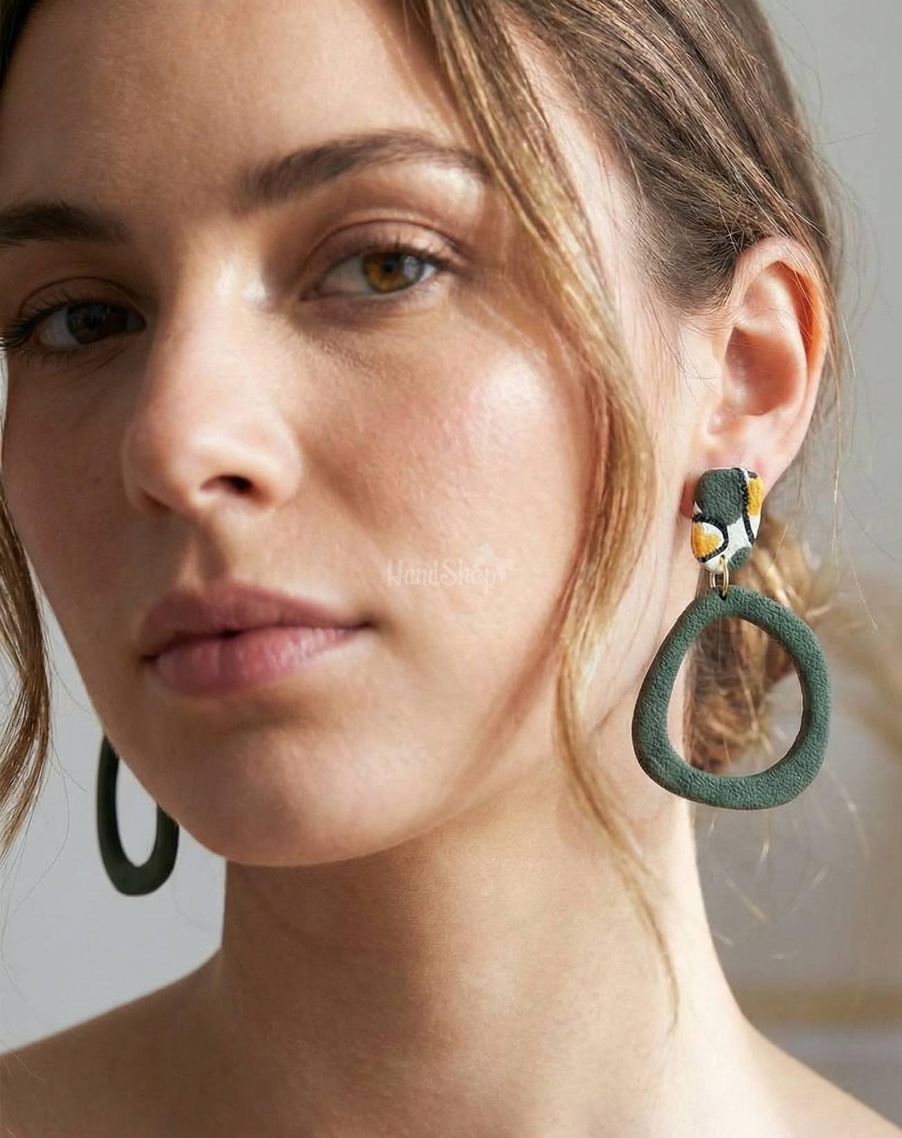 Жіночі стильні круглі зелені сережки з полімерної глини Жіночі стильні круглі зелені сережки з полімерної глини