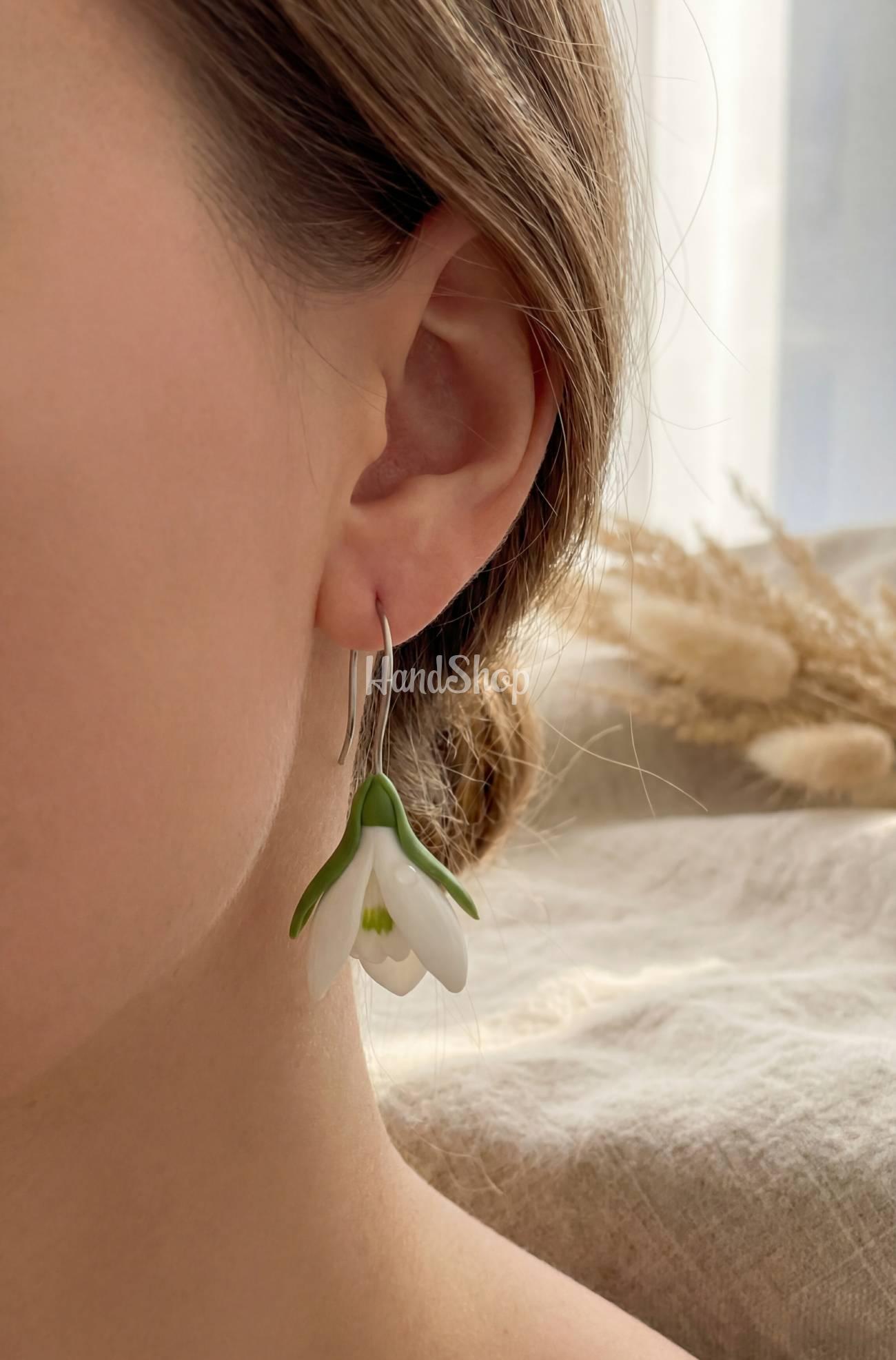 Жіночі сережки білі квіти підсніжники з полімерної глини Жіночі сережки білі квіти підсніжники з полімерної глини