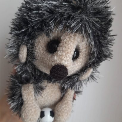 В’язана авторська м’яка іграшка їжачок футболіст з м'ячем