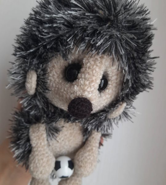 В’язана авторська м’яка іграшка їжачок футболіст з м'ячем