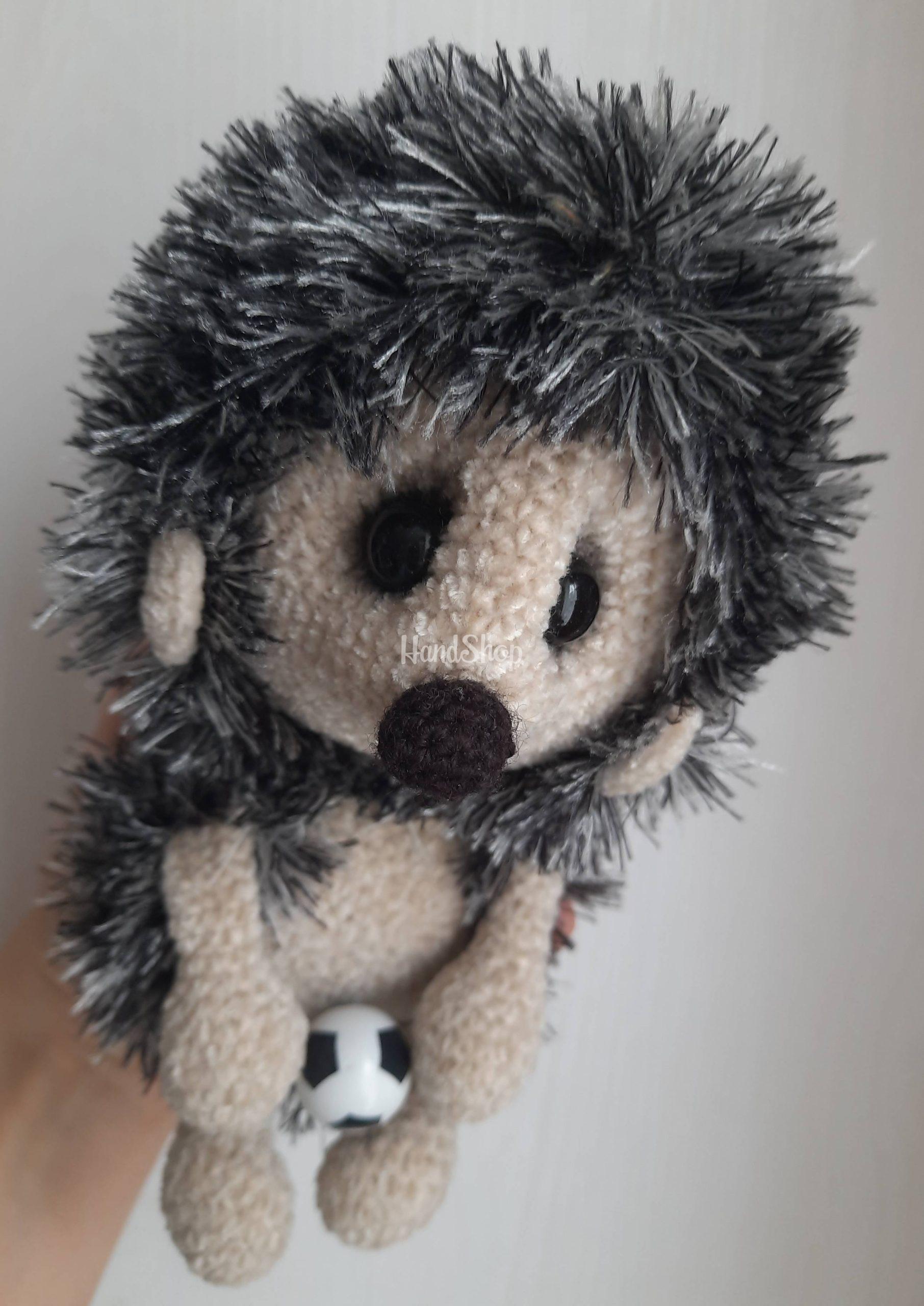 В’язана авторська м’яка іграшка їжачок футболіст з м'ячем В’язана авторська м’яка іграшка їжачок футболіст з м'ячем