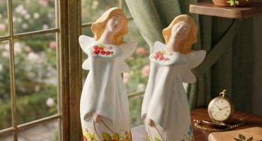 Керамічна фея з петриківським розписом — це більше, ніж декор. Це маленький витвір мистецтва, який несе у дім красу, тепло та справжню українську душу.