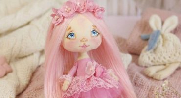 Весняна фея ніжності - авторська міні-лялечка ручної роботи з квітковим віночком і рожевим волоссям