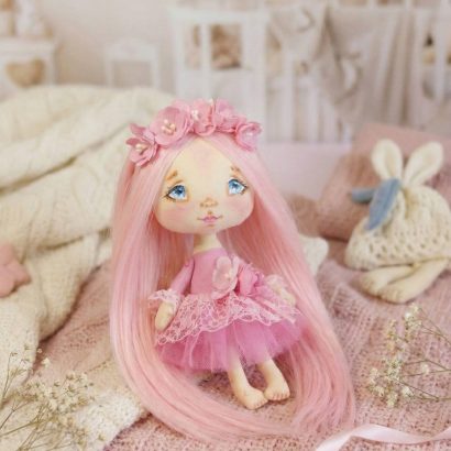 Дитяча міні лялька з довгим рожевим волоссям в сукні