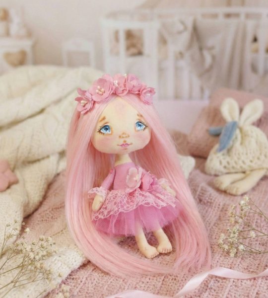 Дитяча міні лялька з довгим рожевим волоссям в сукні