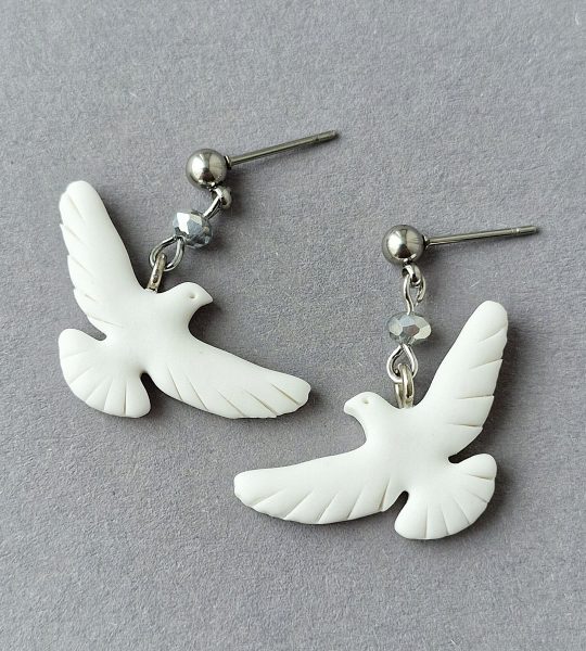 Сережки плашки білі голубки з полімерної глини гвоздики