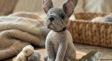 Подарунок, який говорить без слів: авторська в'язана іграшка сірий французький бульдог до Дня закоханих Подарунок, який говорить без слів: авторська в'язана іграшка сірий французький бульдог до Дня закоханих