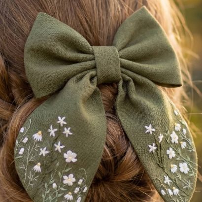 Дитячий бантик для волосся з ручною вишивкою ромашки
