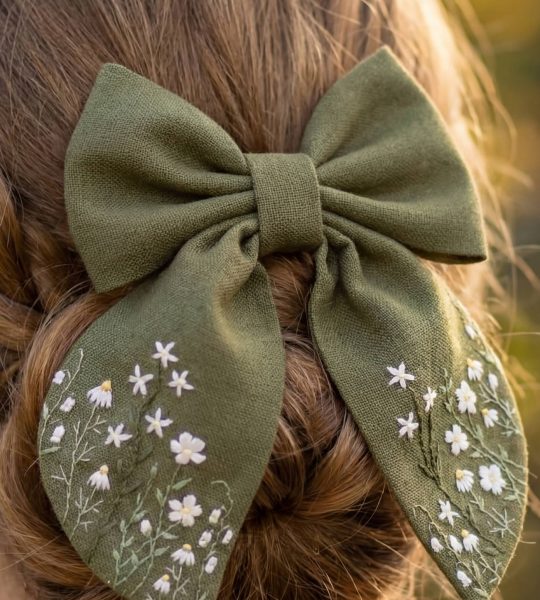 Дитячий бантик для волосся з ручною вишивкою ромашки