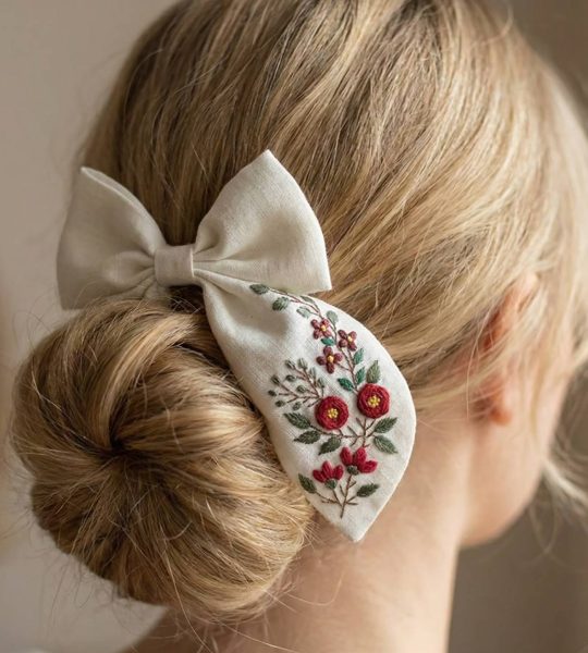 Дитячий бант для волосся вишивка квіти бордо, льон