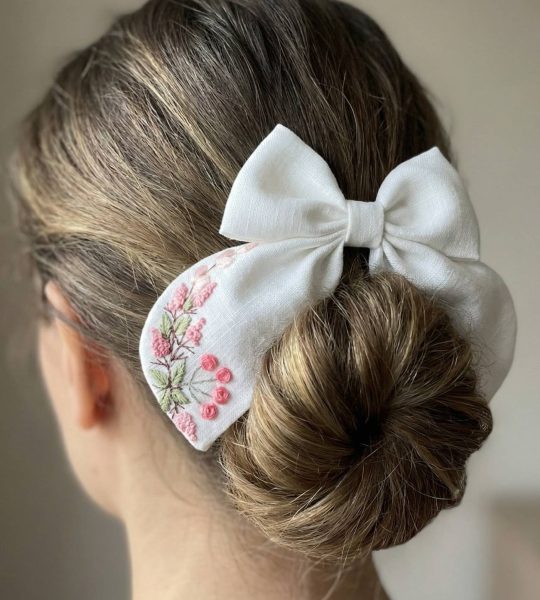 Дитячий бант для волосся ручна вишивка рожеві квіти