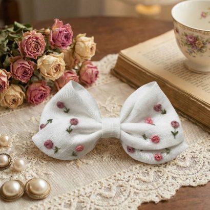 Дитячий білий бантик для волосся ручна вишивка квіточки