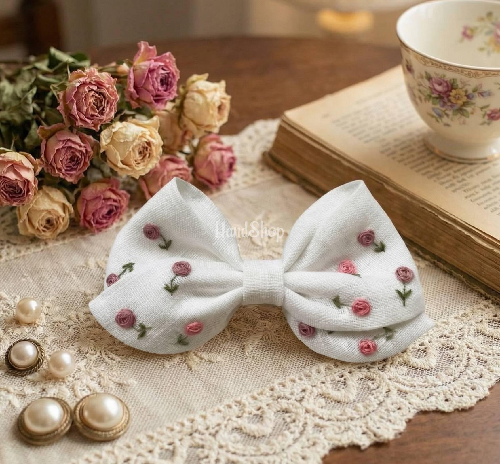 Дитячий білий бантик для волосся ручна вишивка квіточки Дитячий білий бантик для волосся ручна вишивка квіточки