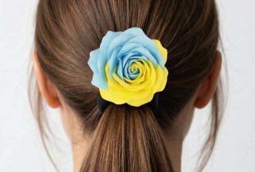 Патріотичний акцент у вашому образі: стильна резинка для волосся троянда з полімерної глини ручної роботи Патріотичний акцент у вашому образі: стильна резинка для волосся троянда з полімерної глини ручної роботи