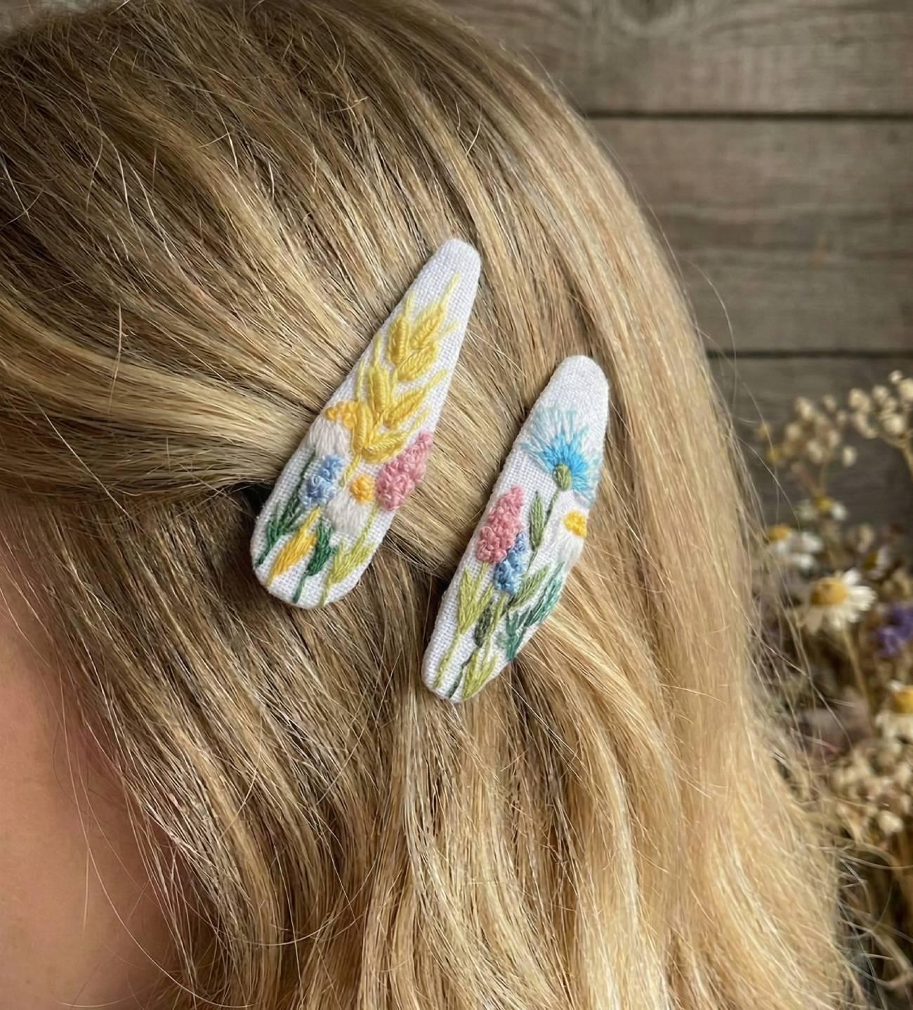 Дитячі заколки пара квіти ромашки, колоски ручна вишивка Дитячі заколки пара квіти ромашки, колоски ручна вишивка