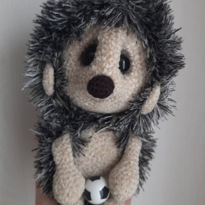 В’язана авторська м’яка іграшка їжачок футболіст з м'ячем