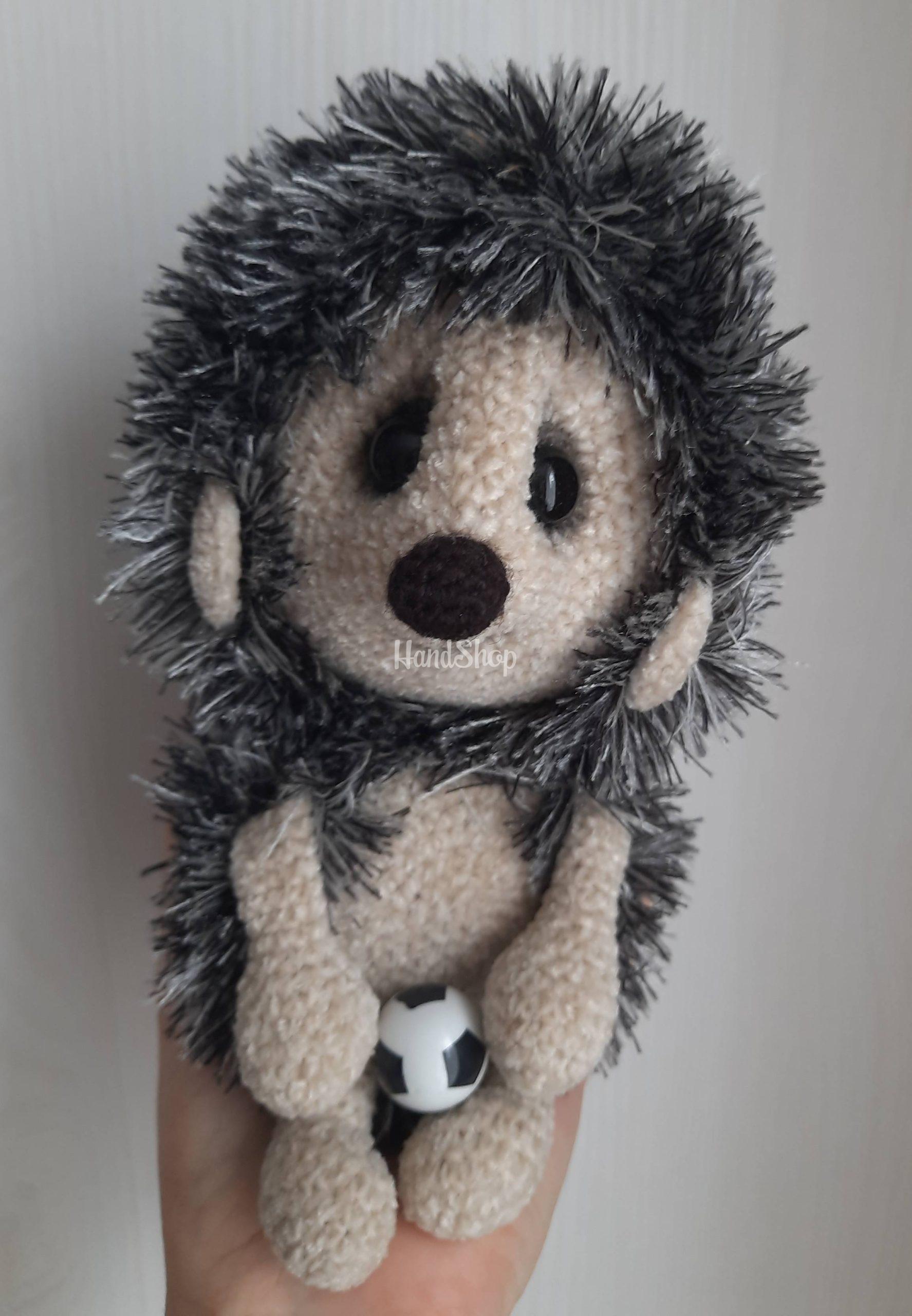 В’язана авторська м’яка іграшка їжачок футболіст з м'ячем В’язана авторська м’яка іграшка їжачок футболіст з м'ячем