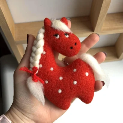 Підвіска сувенір червоний коник з шерсті символ 2026 року