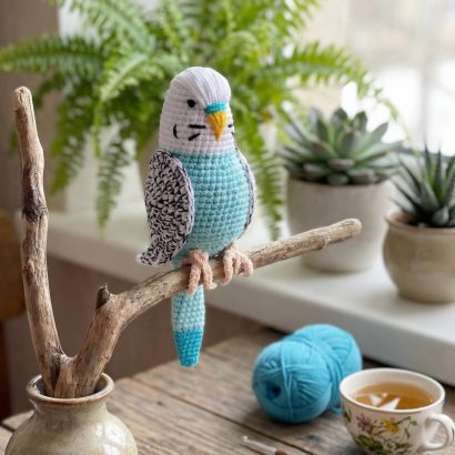 Іграшка в’язаний папуга в бірюзово-білому кольорі