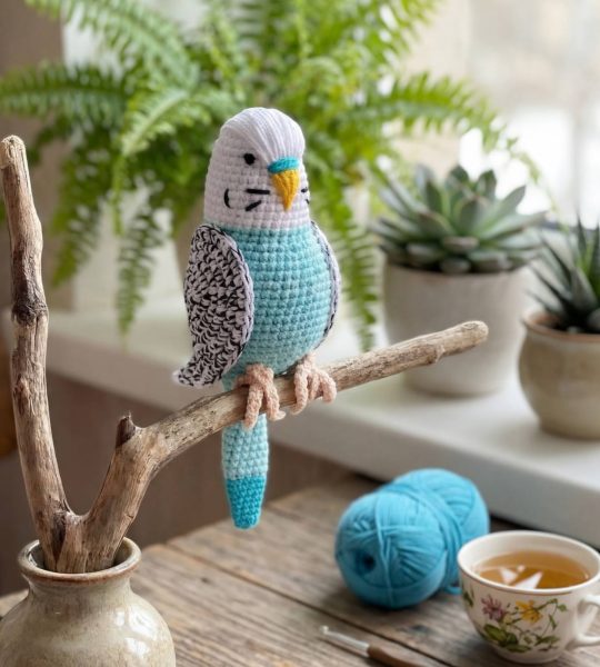 Іграшка в’язаний папуга в бірюзово-білому кольорі