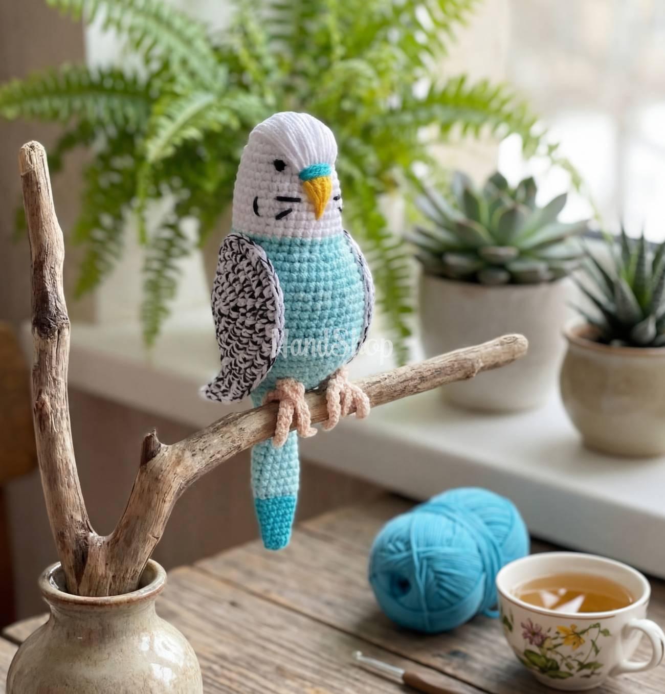 Іграшка в’язаний папуга в бірюзово-білому кольорі Іграшка в’язаний папуга в бірюзово-білому кольорі