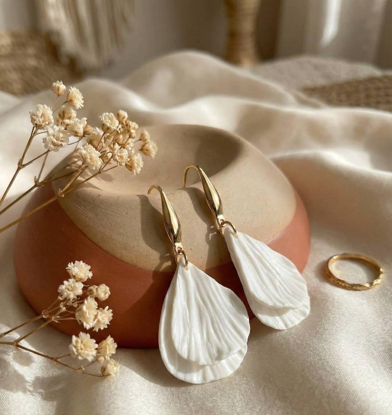 Жіночі авторські довгі сережки пелюстки квіти (на вибір!) Жіночі авторські довгі сережки пелюстки квіти (на вибір!)