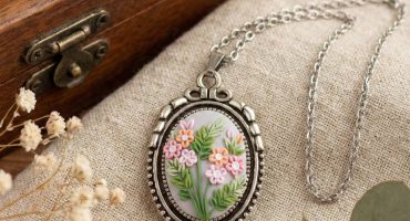Чарівність у мініатюрі: історія одного жіночого кулона ручної роботи з квітами в техніці філігрань