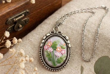 Чарівність у мініатюрі: історія одного жіночого кулона ручної роботи з квітами в техніці філігрань