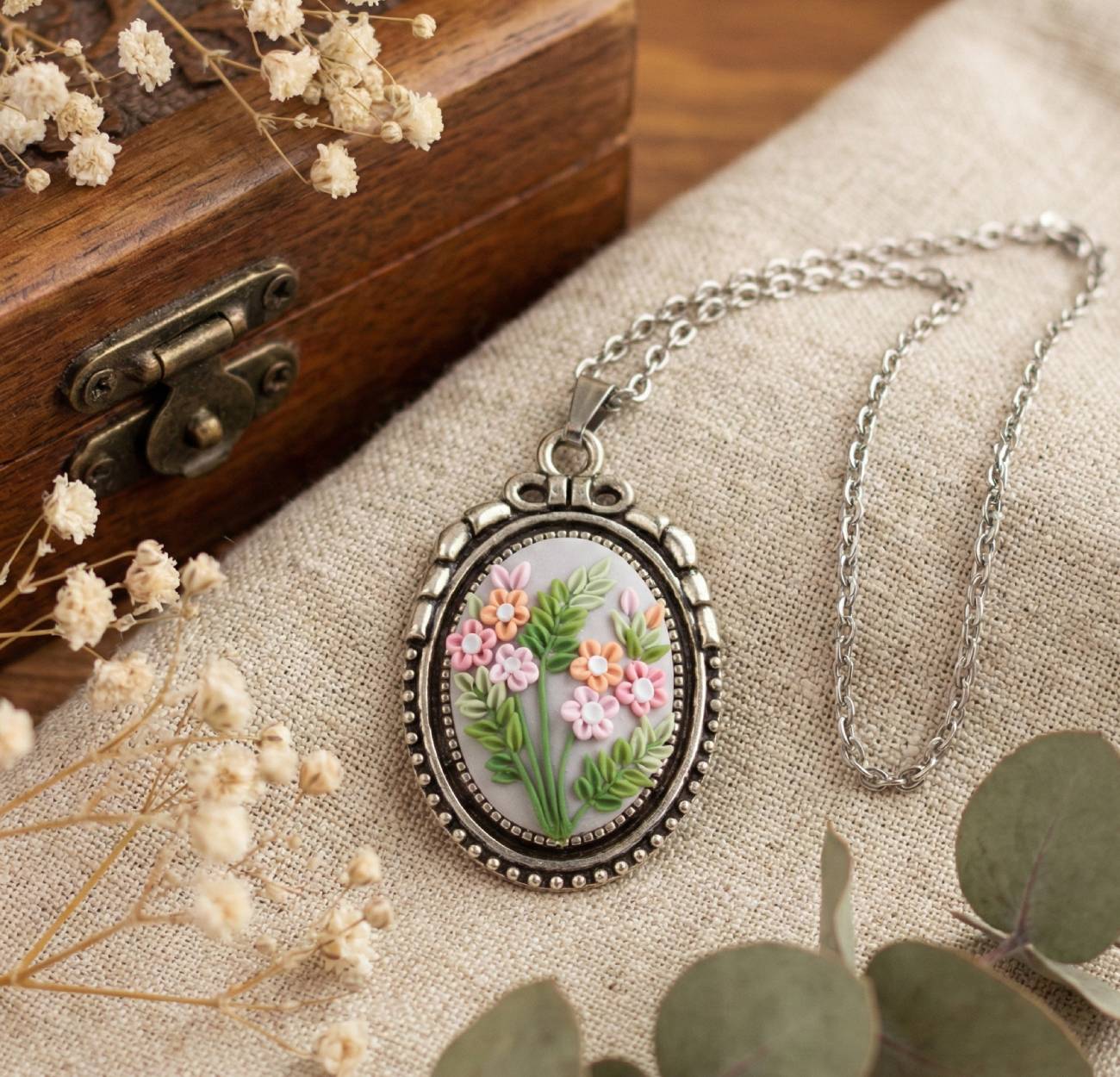 Чарівність у мініатюрі: історія одного жіночого кулона ручної роботи з квітами в техніці філігрань