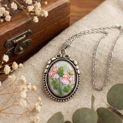 Жіночий овальний кулон мініатюрні квіти філігрань