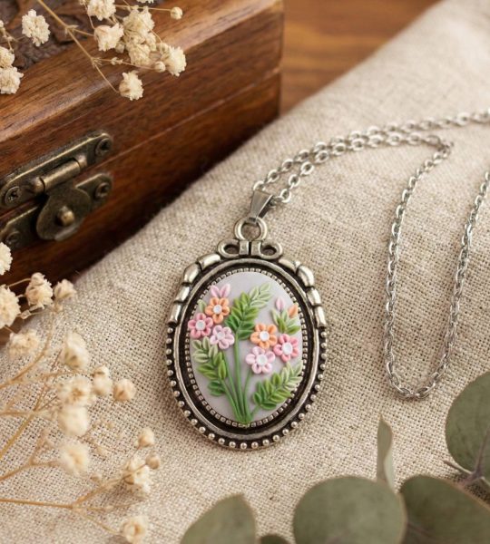Жіночий овальний кулон мініатюрні квіти філігрань