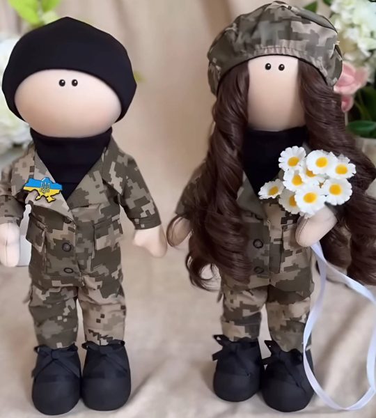 Сувенірні ляльки тільда молодята у військові мілітарі формі