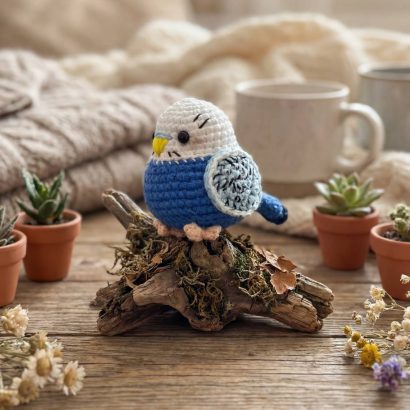 В’язана іграшка маленька сувенірна папужка, 7 см
