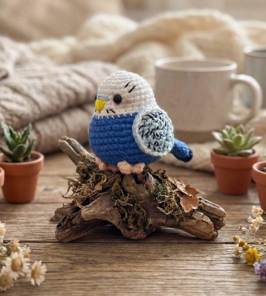 В’язана іграшка маленька сувенірна папужка, 7 см