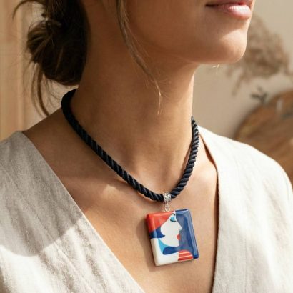 Квадратний жіночий дерев'яний кулон художниця Malika Favre